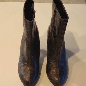 Aerosoles, Size 7 blk/gold ankle boots.